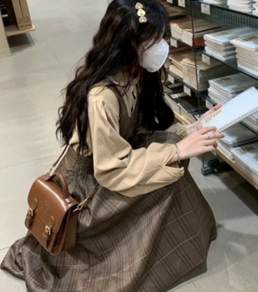 ブラウス＋チェック柄ジャンバースカートセット 2点セット ゆったり ブラウス ワンピース ロング丈 長袖 大きめ Aライン ブラウン 清潔感 お出かけ もて 旅行 爽やか フレア かわいい 大人可愛い