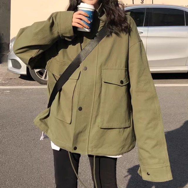 レディース ジャケット コート ブルゾン アウター 羽織 前開き ウィンドブレーカー ミディアム 長袖 ボリューム袖 萌袖 襟付き スタンドカラー ワイド オーバーサイズ ファスナー ポケット ボタン