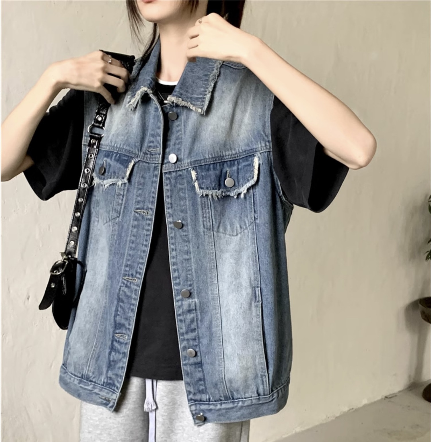 個性的 春 服 夏 服 秋 服 トップス ベスト 上着 ノースリーブ デニム 袖なし ノースリーブ 襟付き レギュラーカラー ストレート Iライン ポケット 前開き オーバーサイズ 切りっぱ