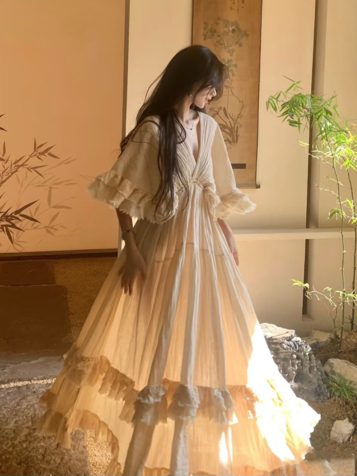 厚手のコットンとリネンを使用したVネックのバックレスフリルウエストドレス雰囲気のあるホリデードレス