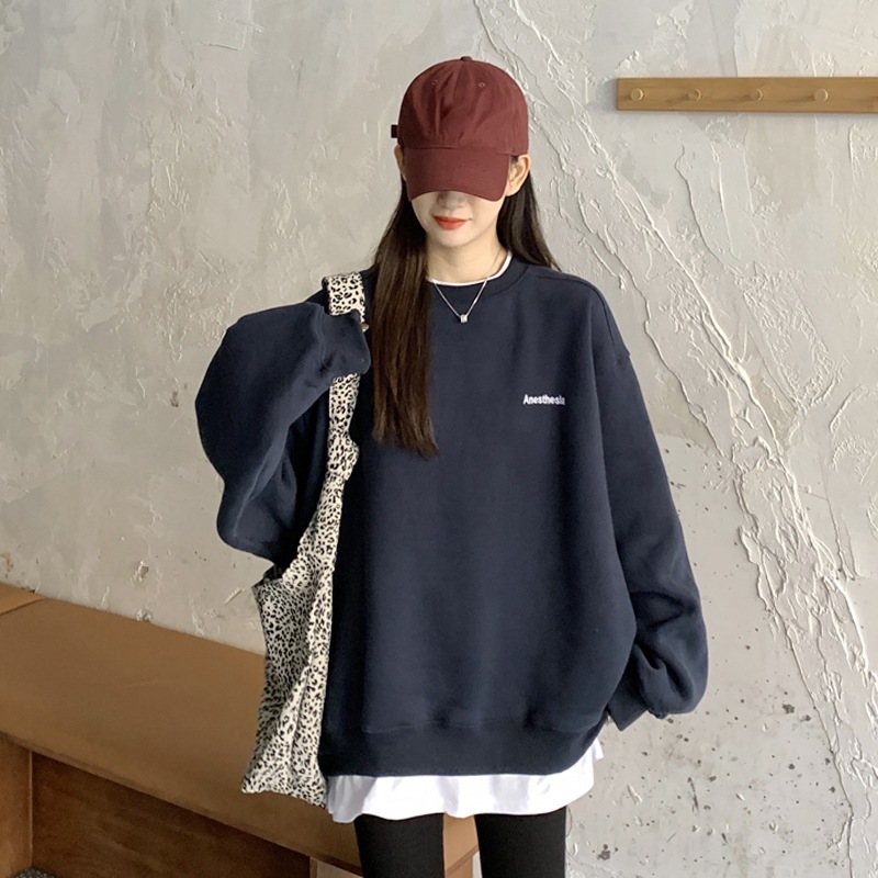 オーバーサイズ フェイクレイヤード 胸ロゴ ワンポイント トップス スウェット プルオーバー トレーナー ミディアム丈 チュニック丈 長袖 ドロップショルダー 襟なし クルーネック シンプル