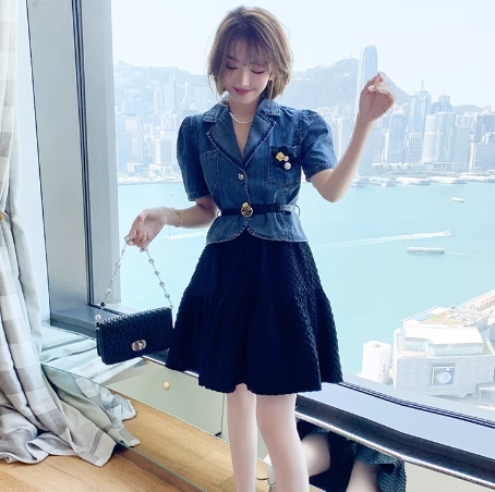 2点セット セットアップ レディース スカート ジャケット デニム ミニ 半袖 パフスリーブ 襟付き フレア ベルト ウエストマーク デニム ブルーデニム シボ 楊柳 コサージュ かわいい
