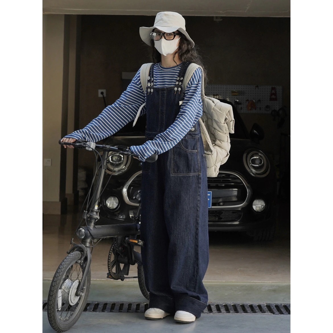 レトロなワイドレッグワークウェアデニムサスペンダー女性用の調節可能なルーズでスリムなカジュアルパンツ