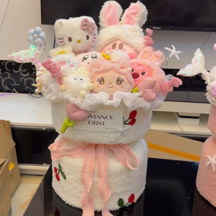 女の子の親友への誕生日プレゼントやバレンタインデーのお土産としてかわいいカービィキティ人形の花束