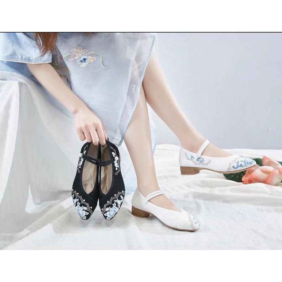 【超お得1つ買うと10個もらえる】急速出荷刺繍チャイナ布靴 中華カジュアルシューズ とんがりトウ ストラッポ靴 ヒール3cm 痛くないパンプス唐装漢服ダンスコスプレ専用シューズ 日常もOK　防臭通気と