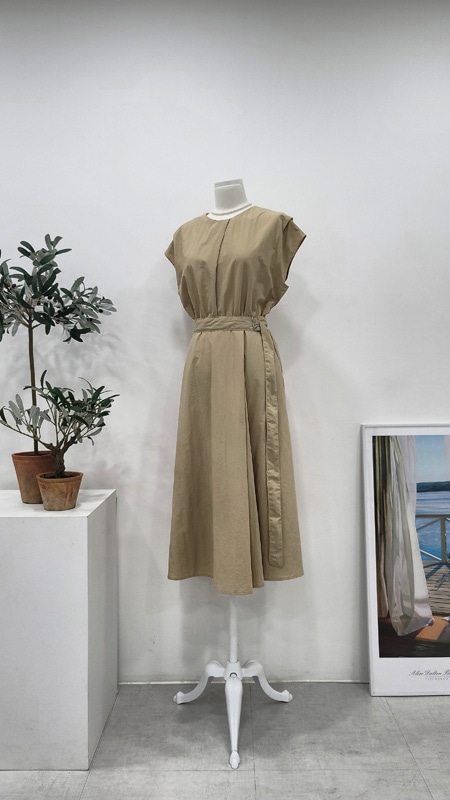 ピンタックフレアワンピースベージュブラックロングベルトワンピース涼しいキャップ袖セレモニールックワンピース