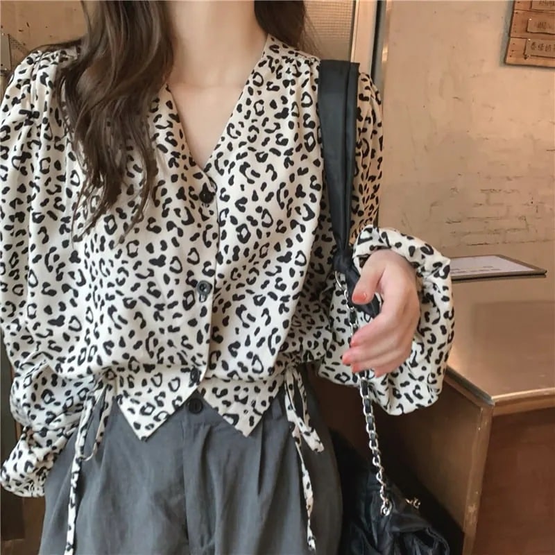 レオパード柄 Vネック ショート丈 シャツ l トップス ショート 袖あり 長袖 パフスリーブ 萌袖 襟なし リボン ウエストリボン かわいい 大人可愛い カジュアル 大人 おしゃれ お洒落