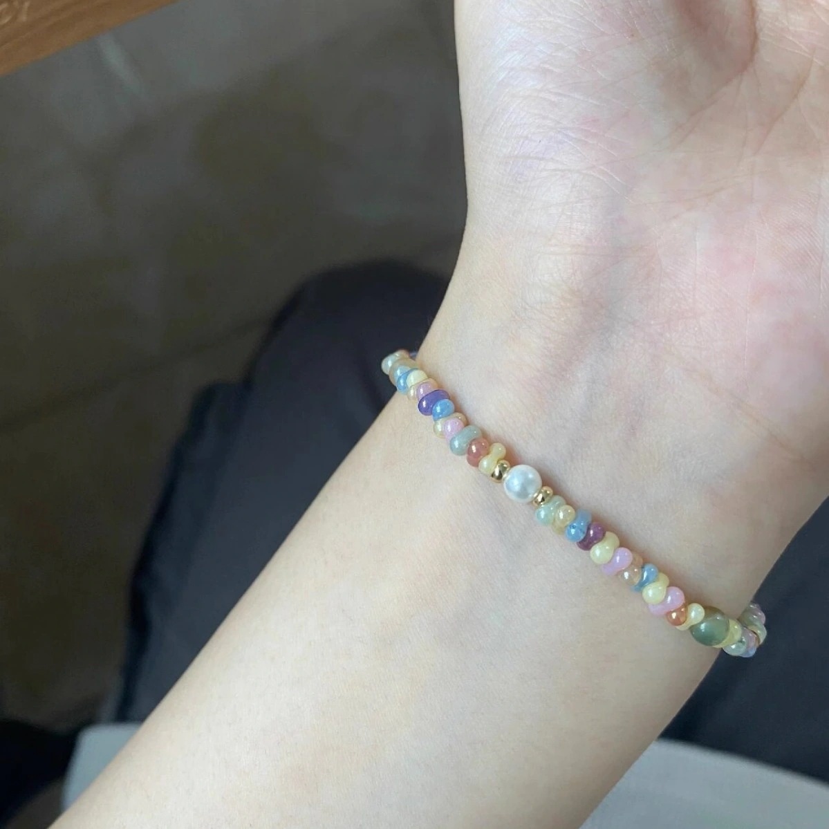 カラフルなビーズのブレスレットの女性はスタイルニッチなデザインの文字列繊細なドーパミン手のジュエリーガールフレンドを挿入します