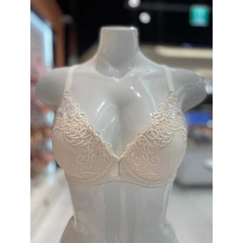 [スターフィールド高陽] ブラックラベル クチュール パッチ刺繍 クリーム ブラ (BR973A)