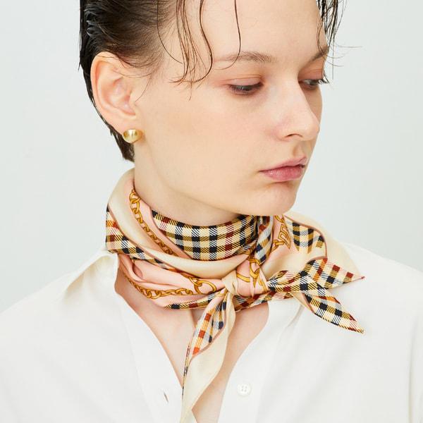 DCSC3E825 [シルク100%]ベージュ チェーンプリント プチ三角スカーフ&リング セット