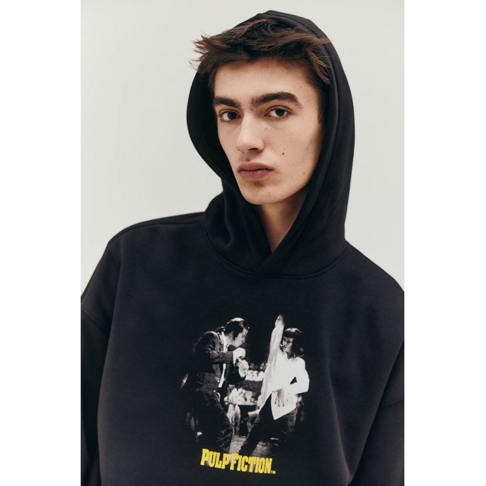 H&M オーバーサイズフィットプリントフーディーブラック/パルプフィクション