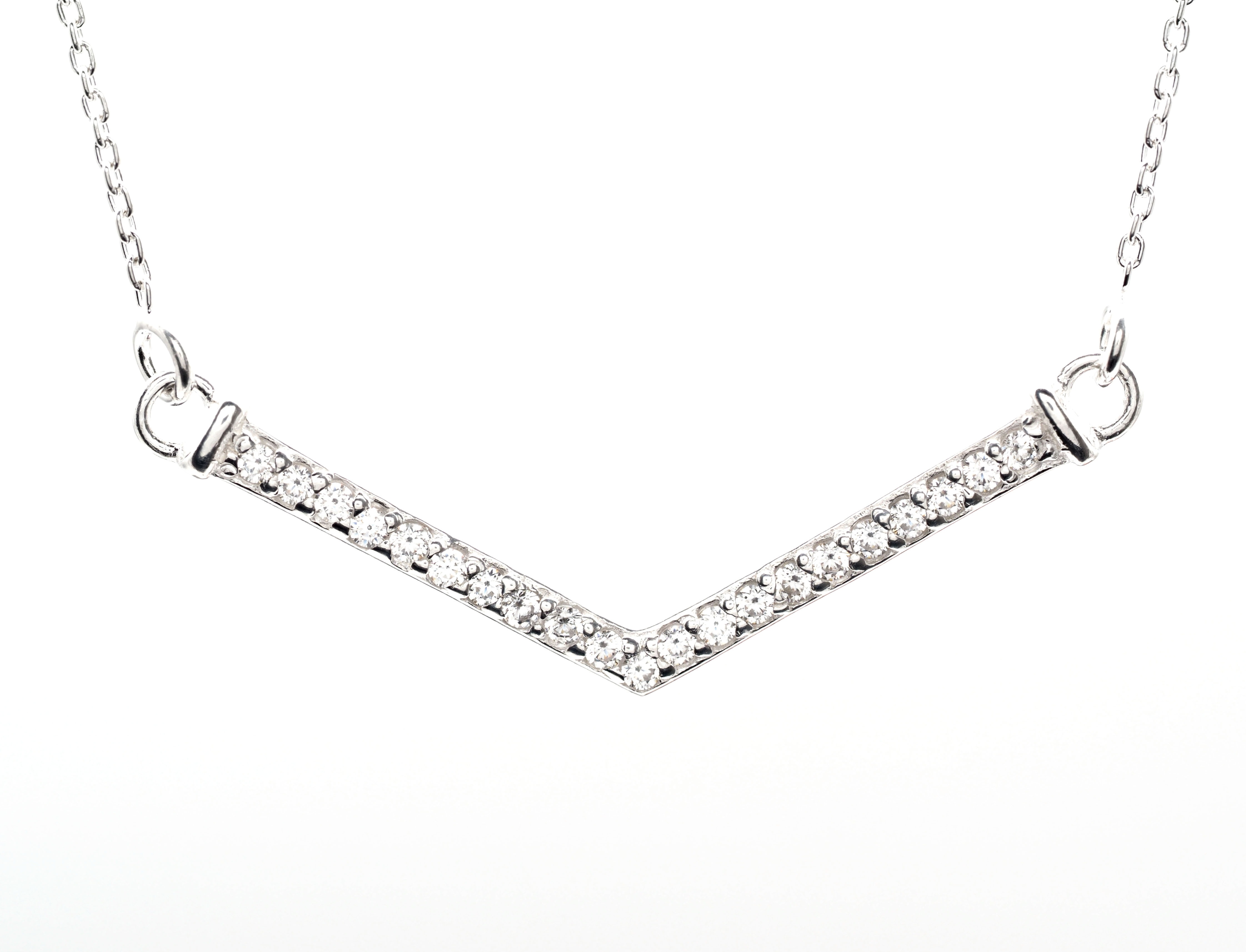 Vライン ダイヤモンド ネックレス レディース Vシェイプ デザイン 国内生産品 小豆 華奢 上品 ペンダント V字 プラチナ 加工 シンプル 誕生日 バレンタイン クリスマス プレゼント 嫁 彼女