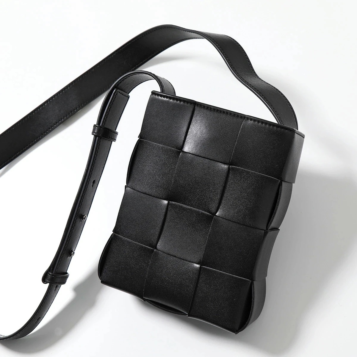 BOTTEGA VENETA ボッテガヴェネタ ショルダーバッグ CASSETTE カセット 729298 VBWD3 レディース マキシイントレチャート レザー フォンポーチ 鞄 8803