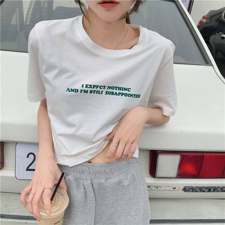 胸ロゴプリント クロップド トップス 白トップス Tシャツ ショート丈 袖あり 半袖 襟なし ラウンドネック かわいい 大人可愛い シンプル カジュアル きれいめ おしゃれ お洒落 上品 大人女子