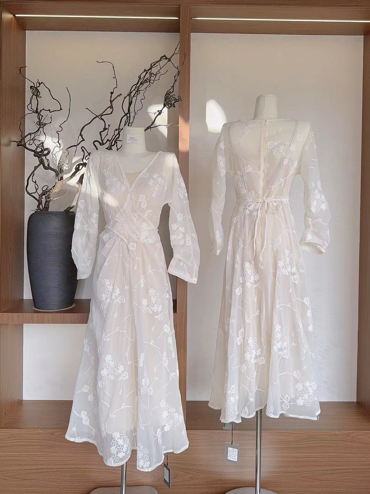 Er Sheepデザインスパースシャドウカラーオフホワイト刺繍ウエストドレス女性の春と夏OL62