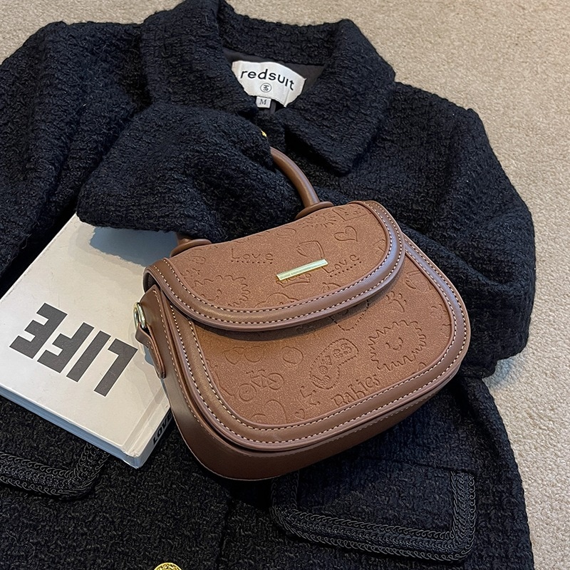 レトロなつや消しの小さなバッグ 新しい女性人気の百クロスlボディバッグ ニッチデザインのトートバッグ