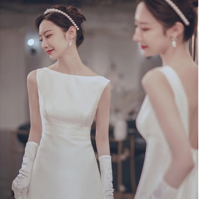 フレンチサテンの軽いウェディングドレス春の新しい花嫁シンプルな白い露背迎賓素朴な宴会ドレス