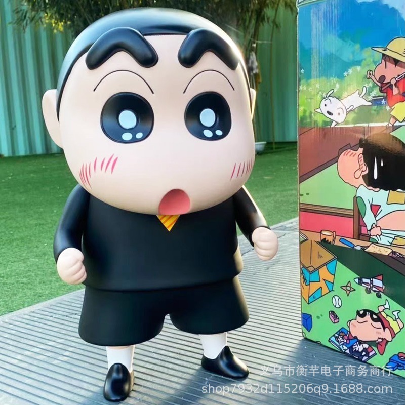 【配送料無料】 スーツクレヨンしんちゃん置物1：1フィギュアレインコート野原しんのすけぬいぐるみぬいぐるみブラインドケースプレゼント 5,753円