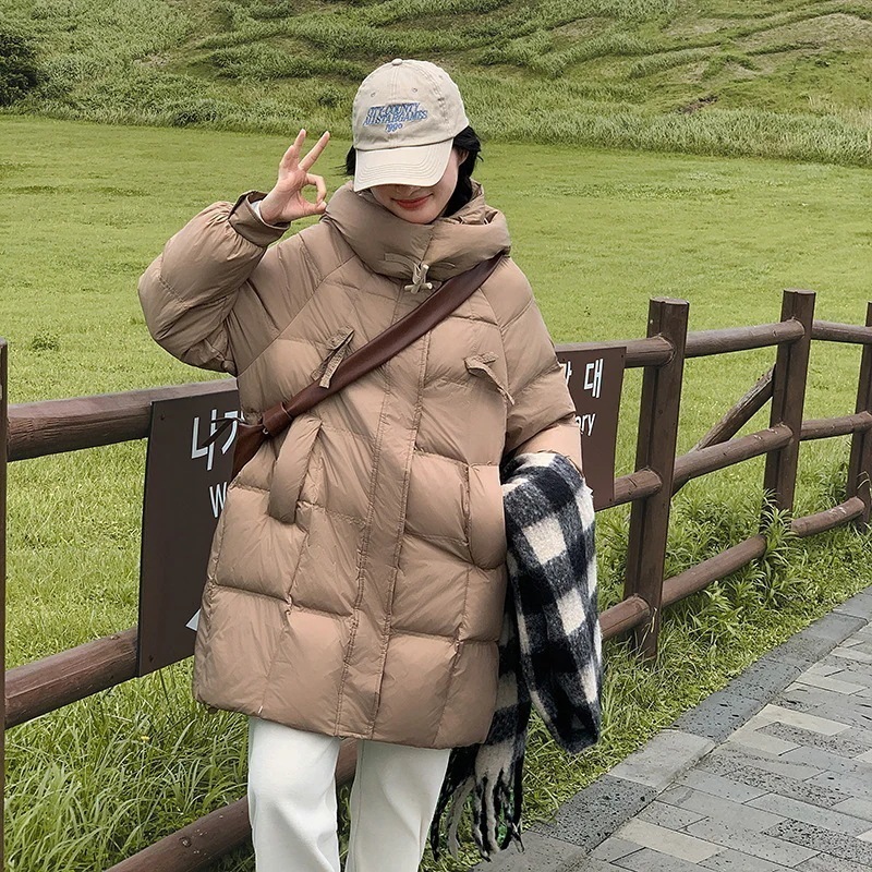 24の新作女性用ダウンジャケットの実際のショット韓国スタイルのゆったりとした万能なミッドレングスのフード付き厚みのあるコットンジャケット