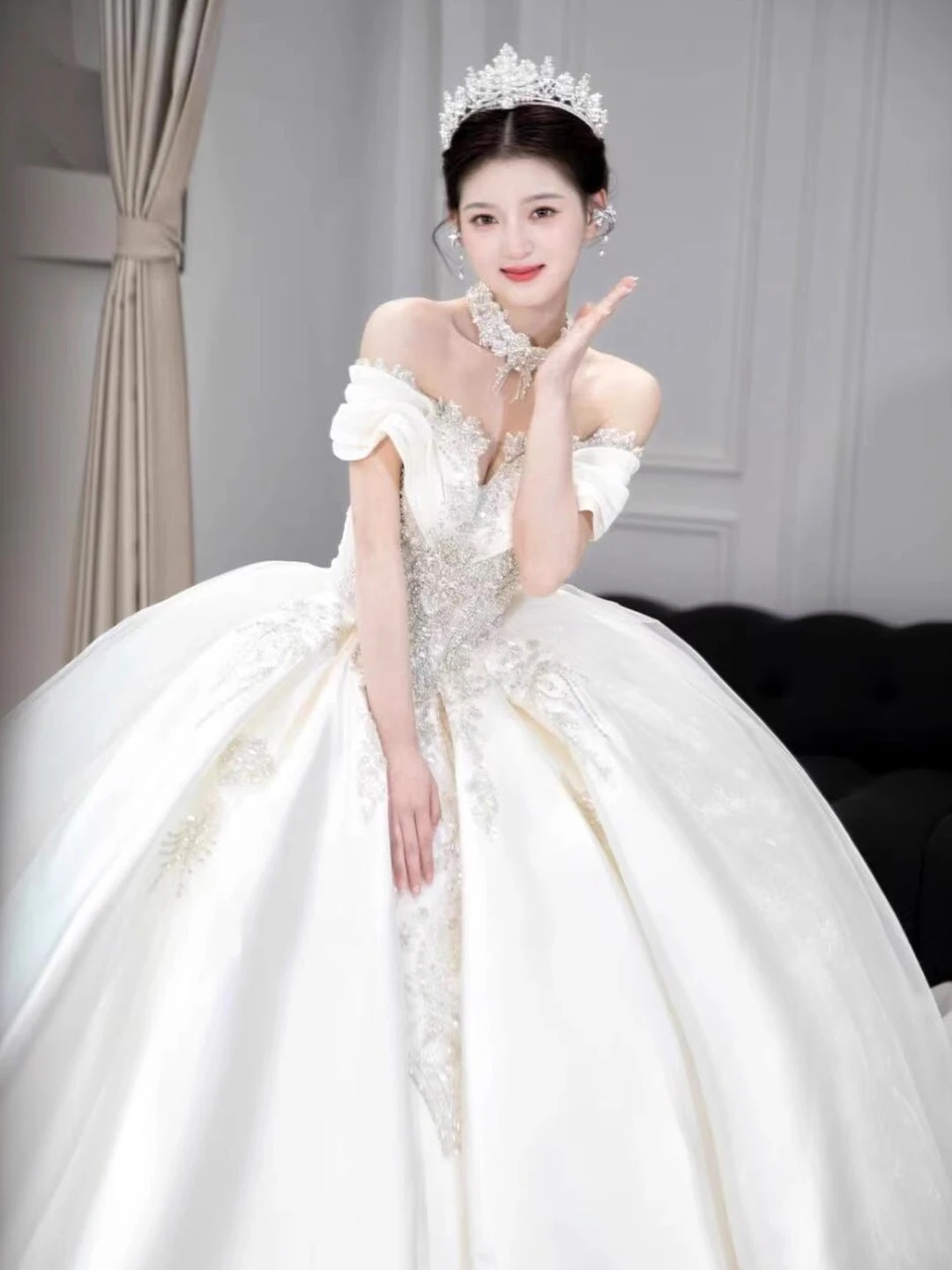 ワンショルダーメインウェディングドレス花嫁2025宮殿スタイルのプリンセスサテンウェディングドレス重厚な高級感