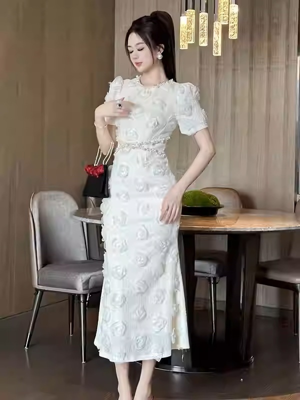 ドレス ワンピース ウェディング パーティー 結婚式 膝下 ミモレ 半袖 パフスリーブ Uネック 襟なし マーメイド スリム 細身 セミフレア フラワー 可愛い きれいめ 大人可愛い 上品 おしゃれ