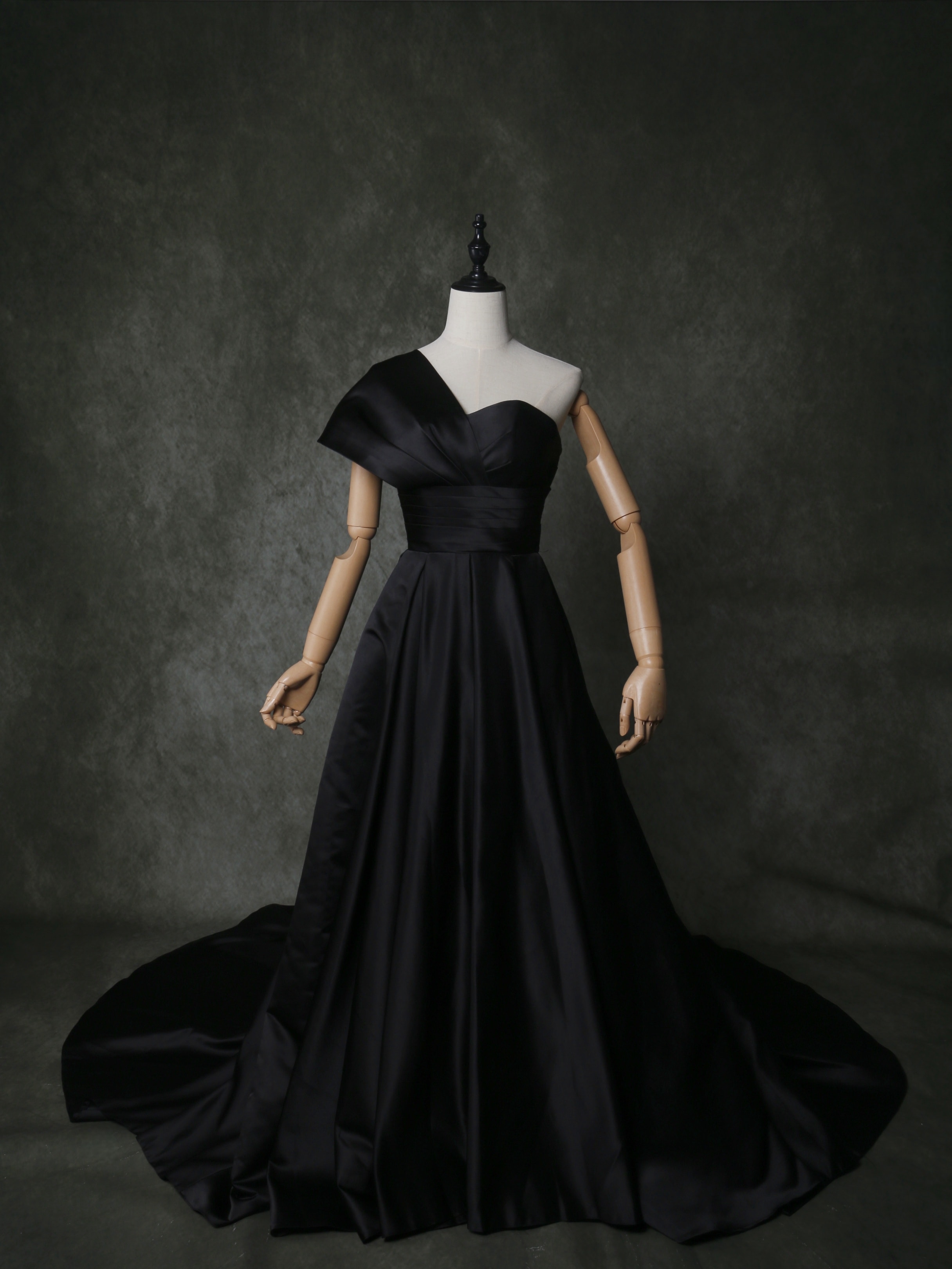 人気上昇！ワンショルダードレス 黒 光沢サテン Aライン トレーン 拳式/前撮り