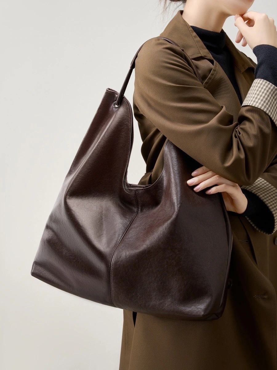 キルティングバッグ本革 トートバック ショルダーバッグ 新作 リュック 水筒ポーチ 手提げバッグ 防水 大容量 肩掛け ミニバッグ 気質 おしゃれ 百掛け バックパック高級感 質感 気質 ショルダーバ