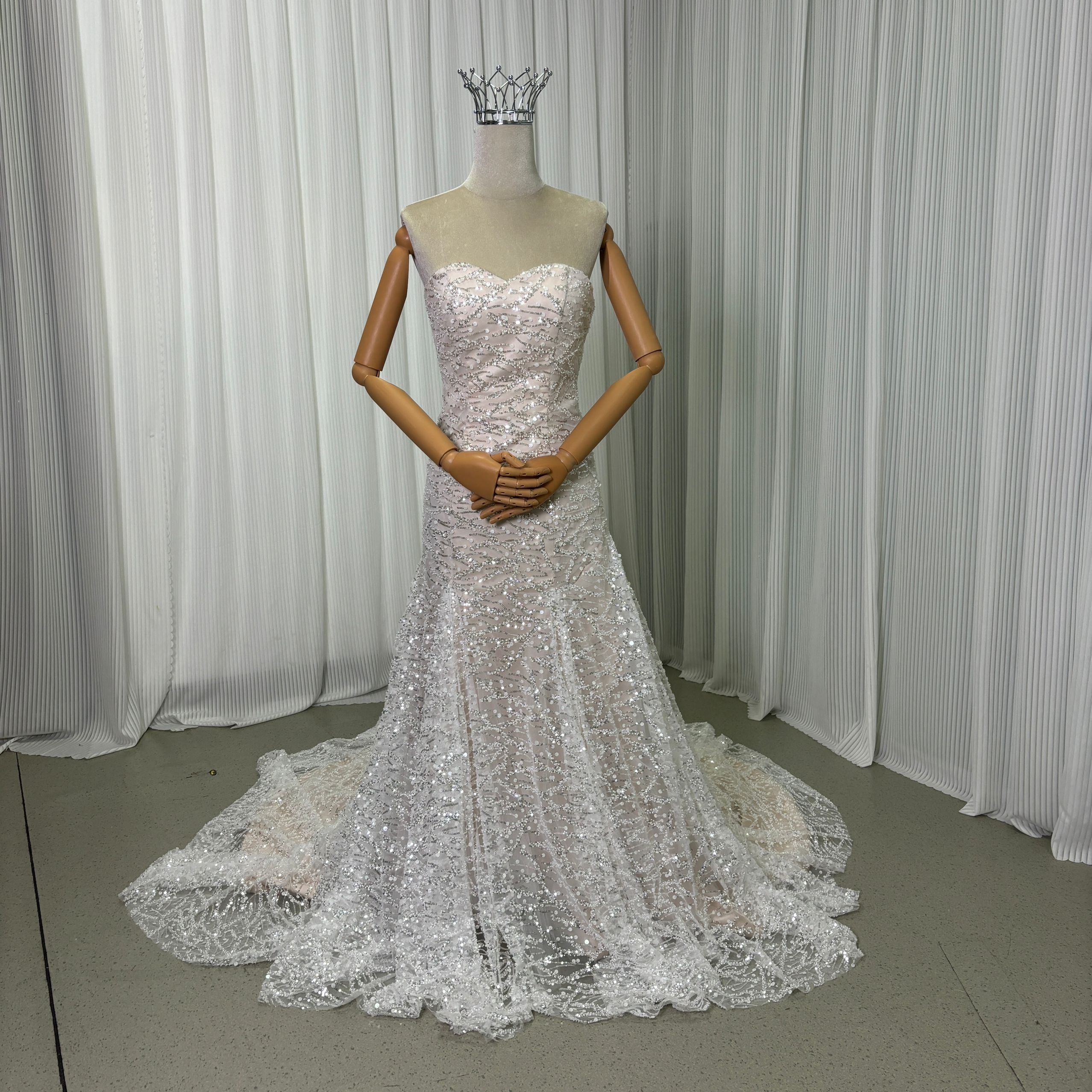 人気上昇！ ウエディングドレス オフホワイト ベアトップ 編み上げ 華やかなトレーン キラキラスパンコール 結婚式 前撮り