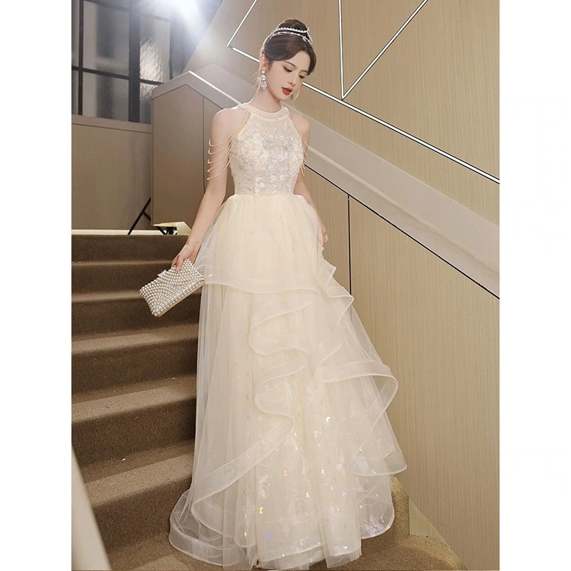 シャンパンカラーのイブニングドレス女性のホルターネック宴会気質軽い贅沢ニッチな高級ディナー芸術試験のホスト高級感