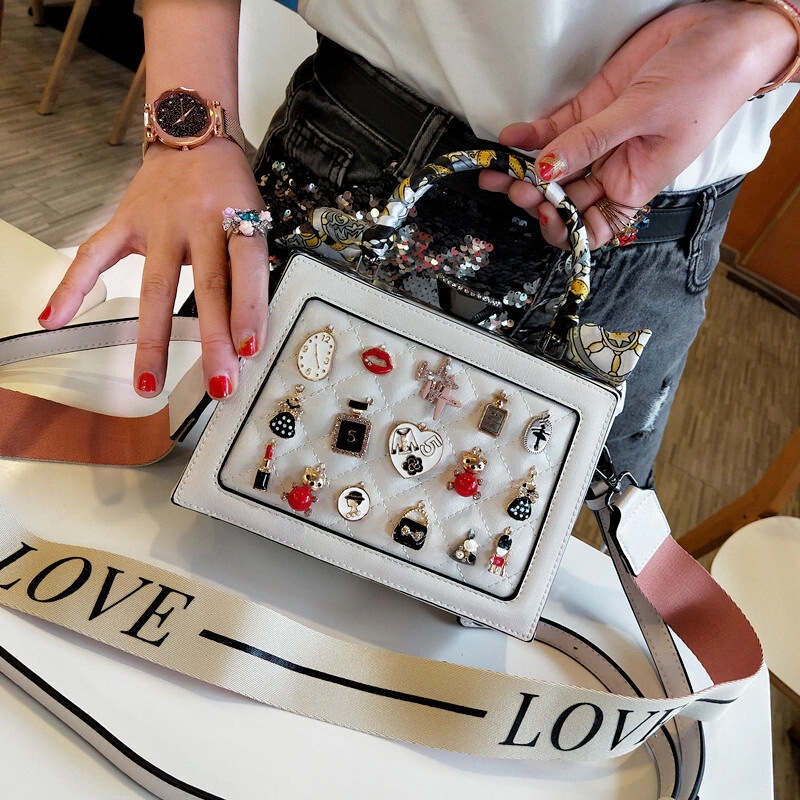 バッグ カバン 鞄 bag レディースバッグ ショルダーバッグ ハンドバッグ 2Way 大容量 収納 多収納 便利 カードたくさん カード収納 コンパクト 仕切り 四角 かわいい 大人可愛い きれいめ