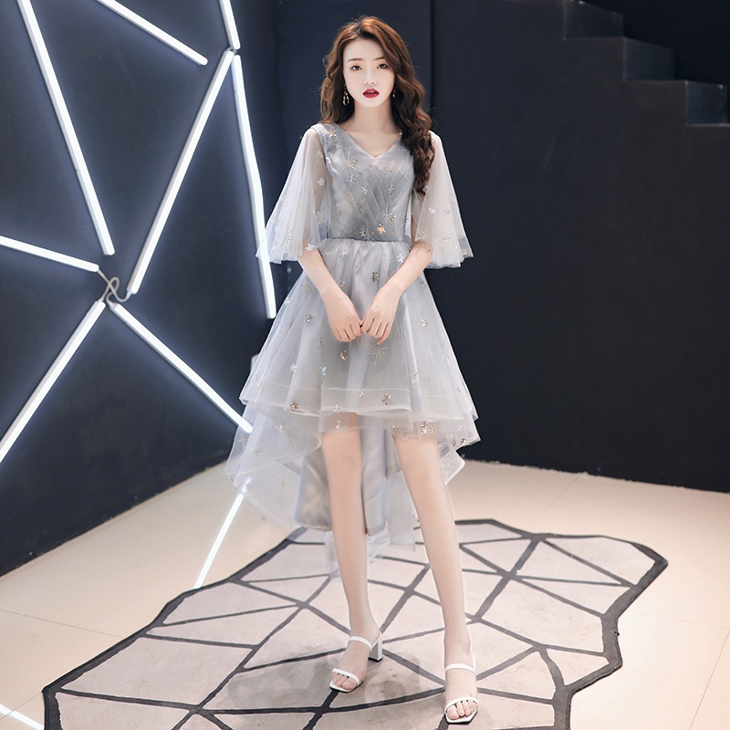 宴会のタキシードのスカートの女性の仙気の夢幻の短い金はやせています