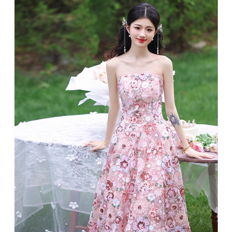 成人式イブニングドレス女性2025新しい軽量高級ニッチ高級チューブトップエンゲージメントドレススパンコールブライダルモーニングガウン