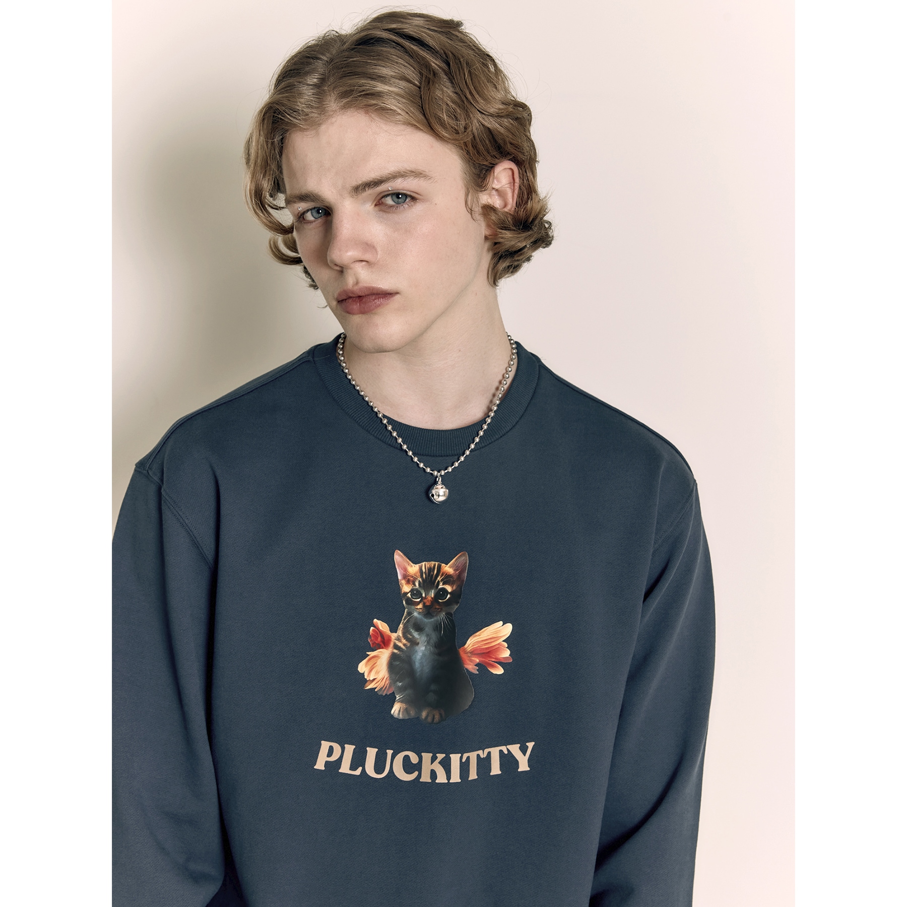 夢の中の宝石スイセン プリント トレーナー紺色