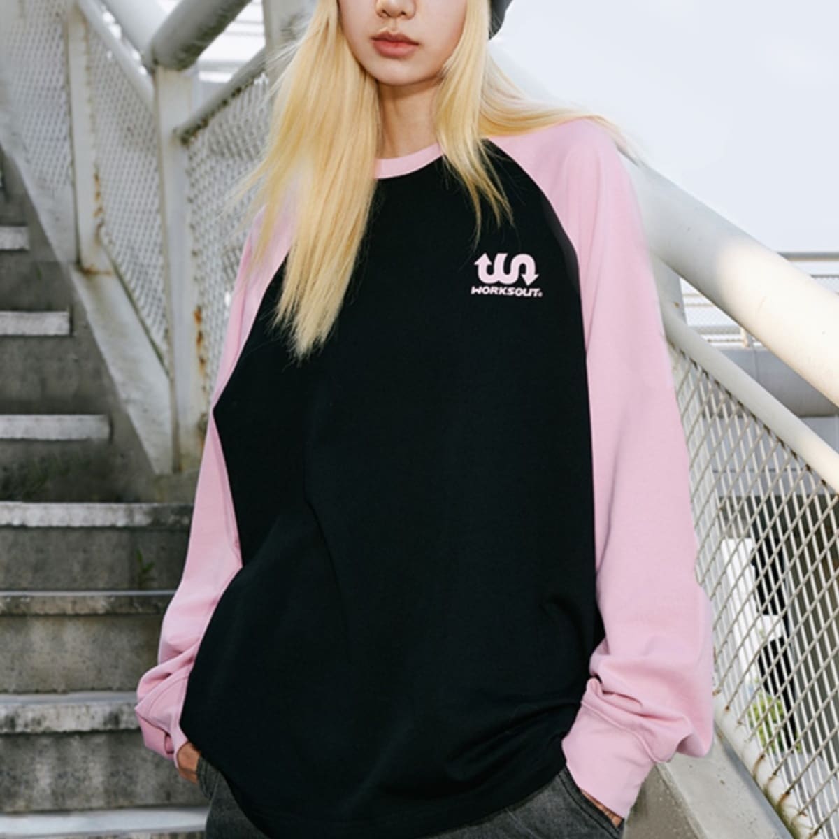 トップス カットソー ロングTシャツ 長袖 ラウンドネック プルオーバー ミディアム丈 ツートンカラー かわいい 大人可愛い きれいめ シンプル 上品 おしゃれ かっこいい カジュアル レトロ