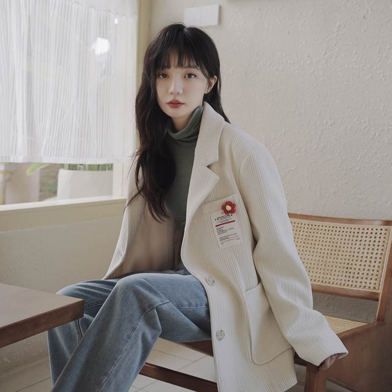 お見逃しなく2色 ジャケットとコート ショート丈 襟付き ボタン ポケット おしゃれ 大人可愛い 白 オフホワイト ピンク 長袖 アウター レディース 上着 ミドル丈 カジュアル 大人かわいい こなれ