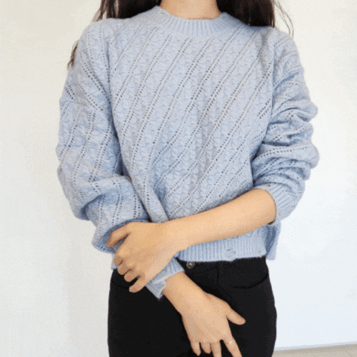 スカイブルー ケーブル編み クロップド ラウンドルーズフィット ニットTシャツ