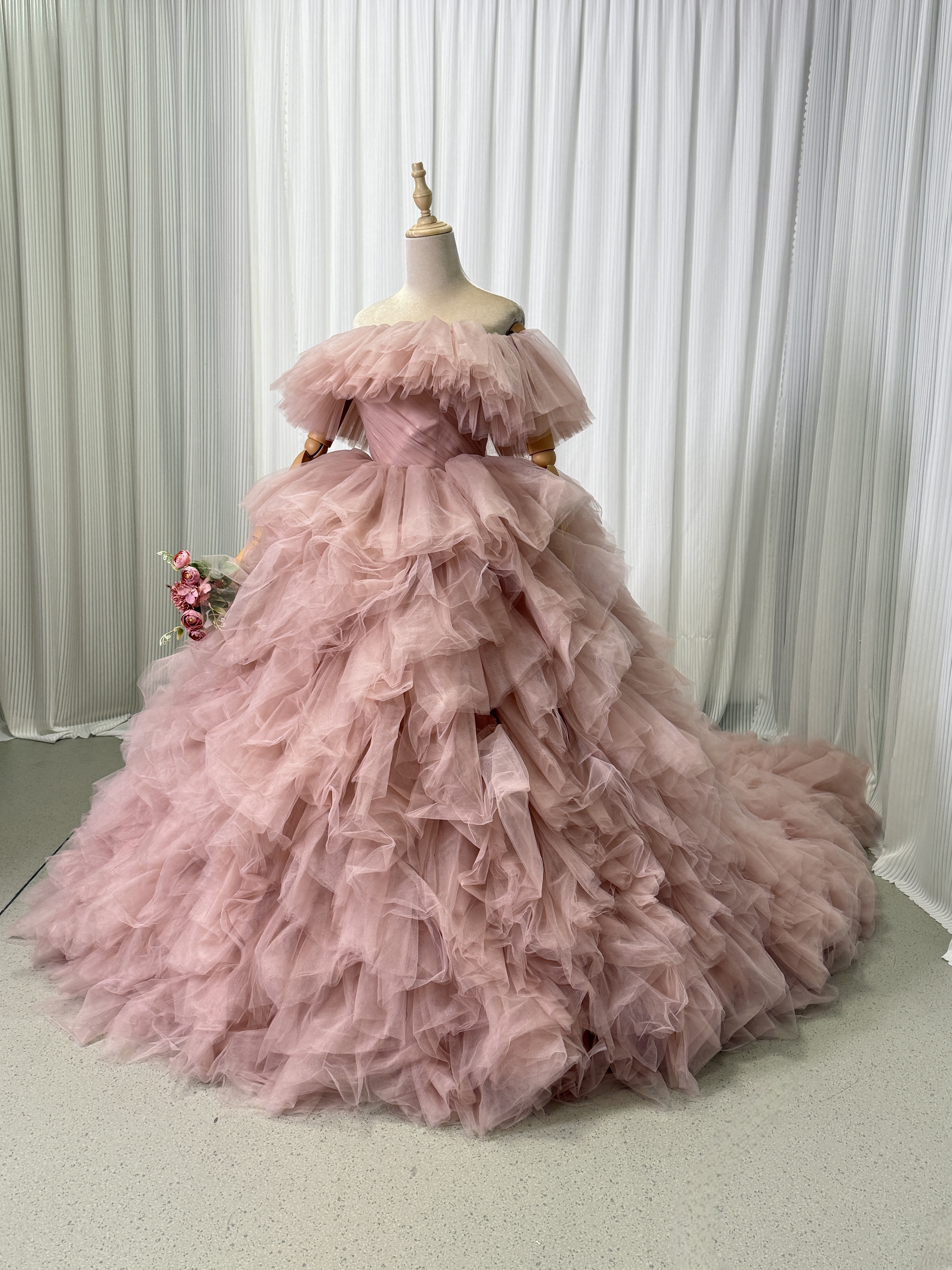 カラードレス ピンク チューブトップ バックレス ファスナー ソフトチュール エレガント ロングトレーン 華やかなトレーン 取り外しオフショルダー