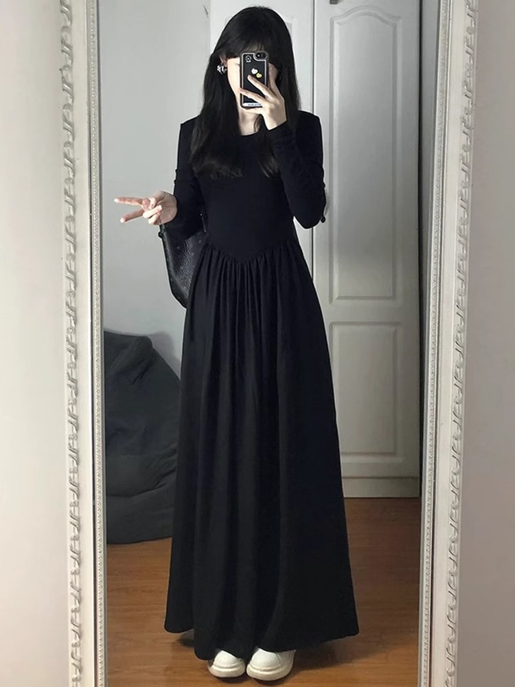 長袖ドレープブラックドレスZi 2023新しい女性の初秋の摩耗ロングドレスのシニア感覚ヘップバーンスタイル