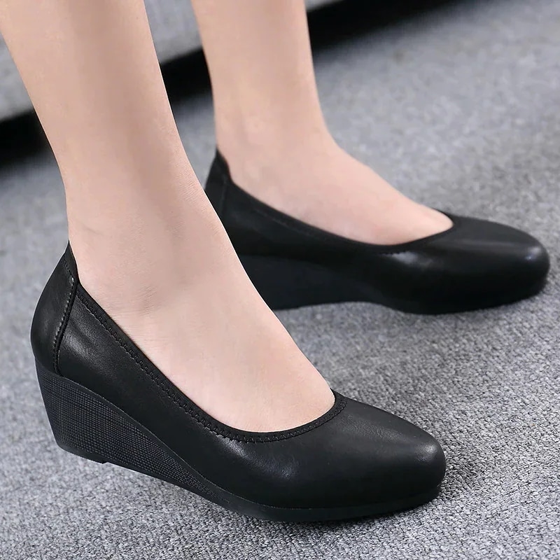 走れるパンプス 痛くない ローヒール ミドルヒール 太ヒール ウェッジソール ドークレーサテン 事務 靴 仕事用 黒 冠婚葬祭 パンプス 痛くない 歩きやすい ポインテッドトゥインヒール 31