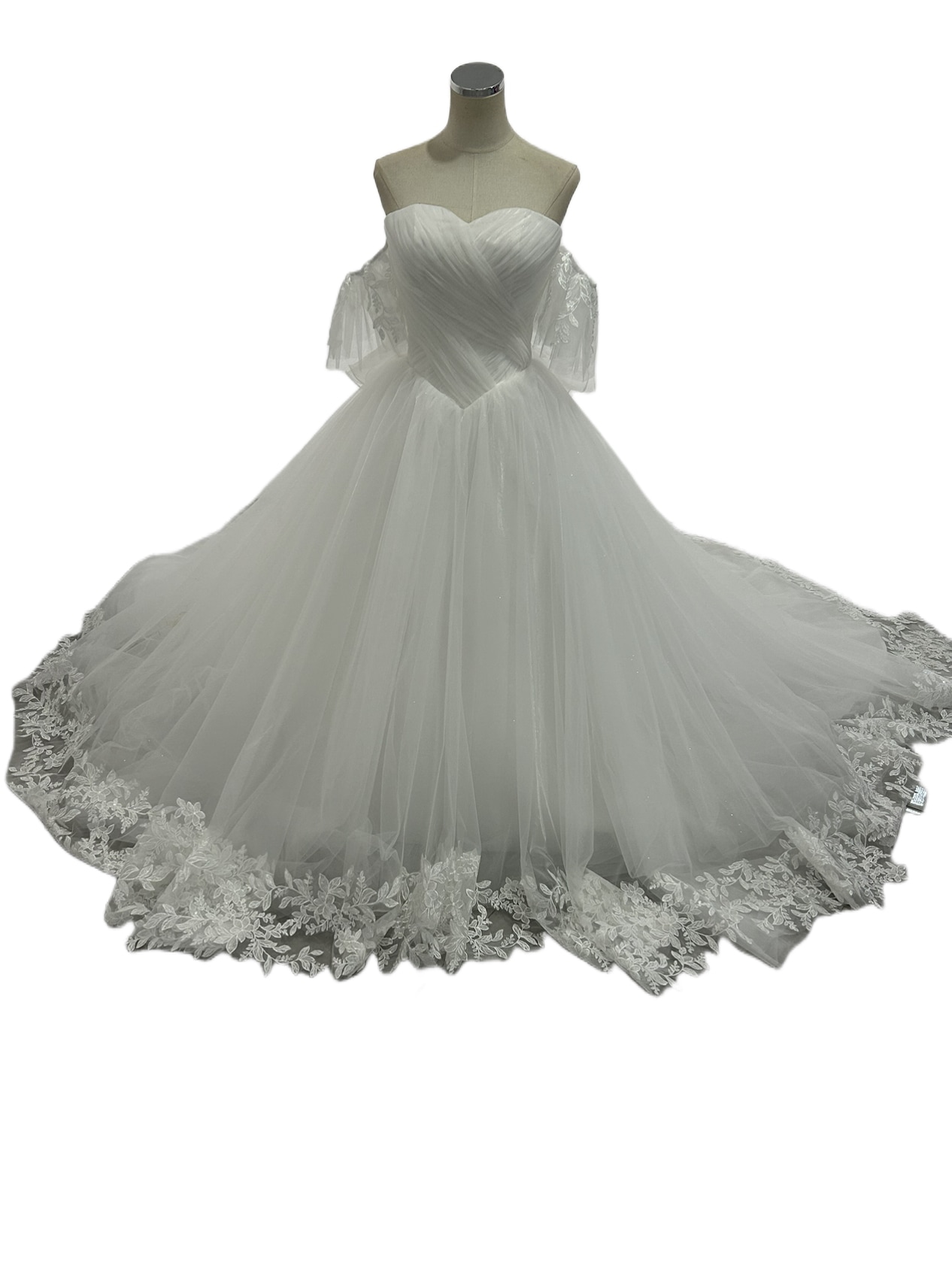 ウェディングドレス ベアトップ ふわふわ袖 裾に繊細レースをあしらった ロングトレーン 結婚式 33,079円