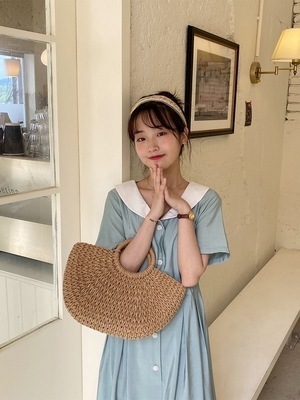 爽やかで優しい雰囲気のお人形さん小柄な青い甘い