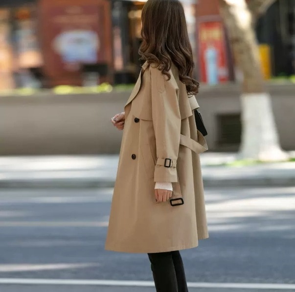 アウター トレンチコート ミディアム丈 ラグラン 襟付き デザイン ボタン ダブルブレスト 美ライン ニュアンス ベルト ウエストマーク 落ち感 カラバリ スタイルアップ かわいい 大人可愛い