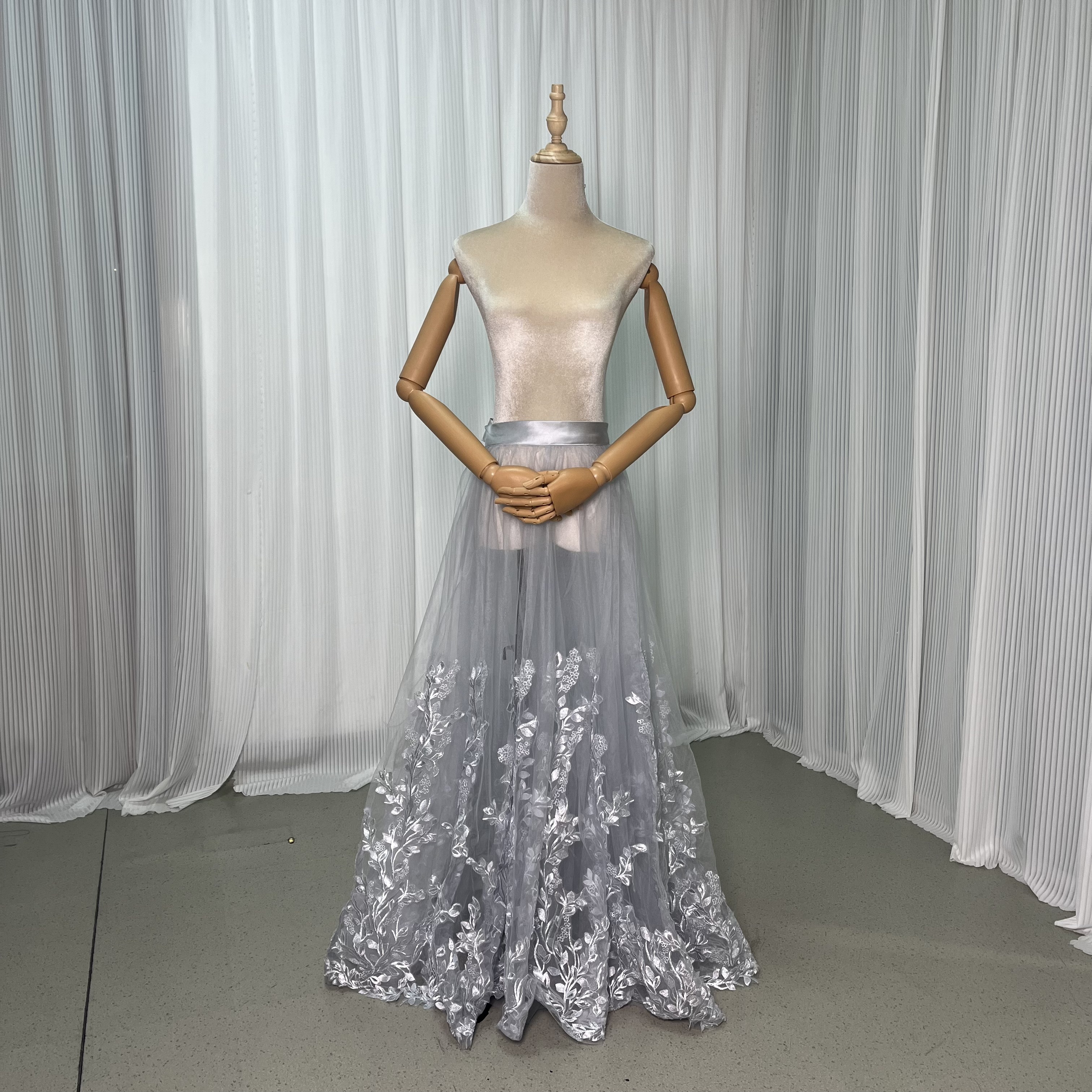 カラードレス グレー 編み上げ 取り外し リーフ刺繍 スレンダーライン ミニトレーン/短トレーン スカート