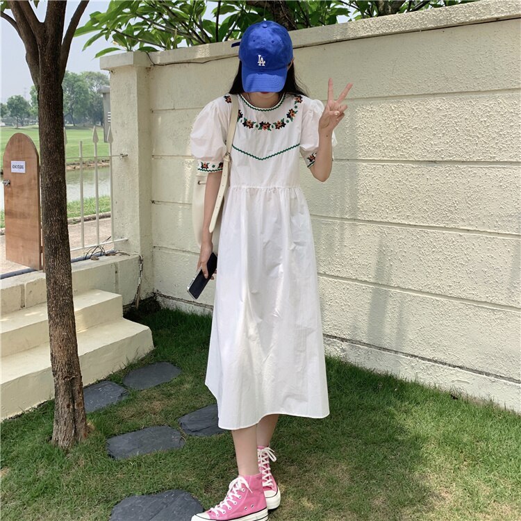 2色 ワンピース 半袖 春夏 かわいい シャツワンピース フレア ひざ丈 ミモレ丈 五分袖 袖コンシャス パフスリーブ ラウンドネック 襟なし フレア Iライン 刺繍 ウエストマーク ハイウエスト 色