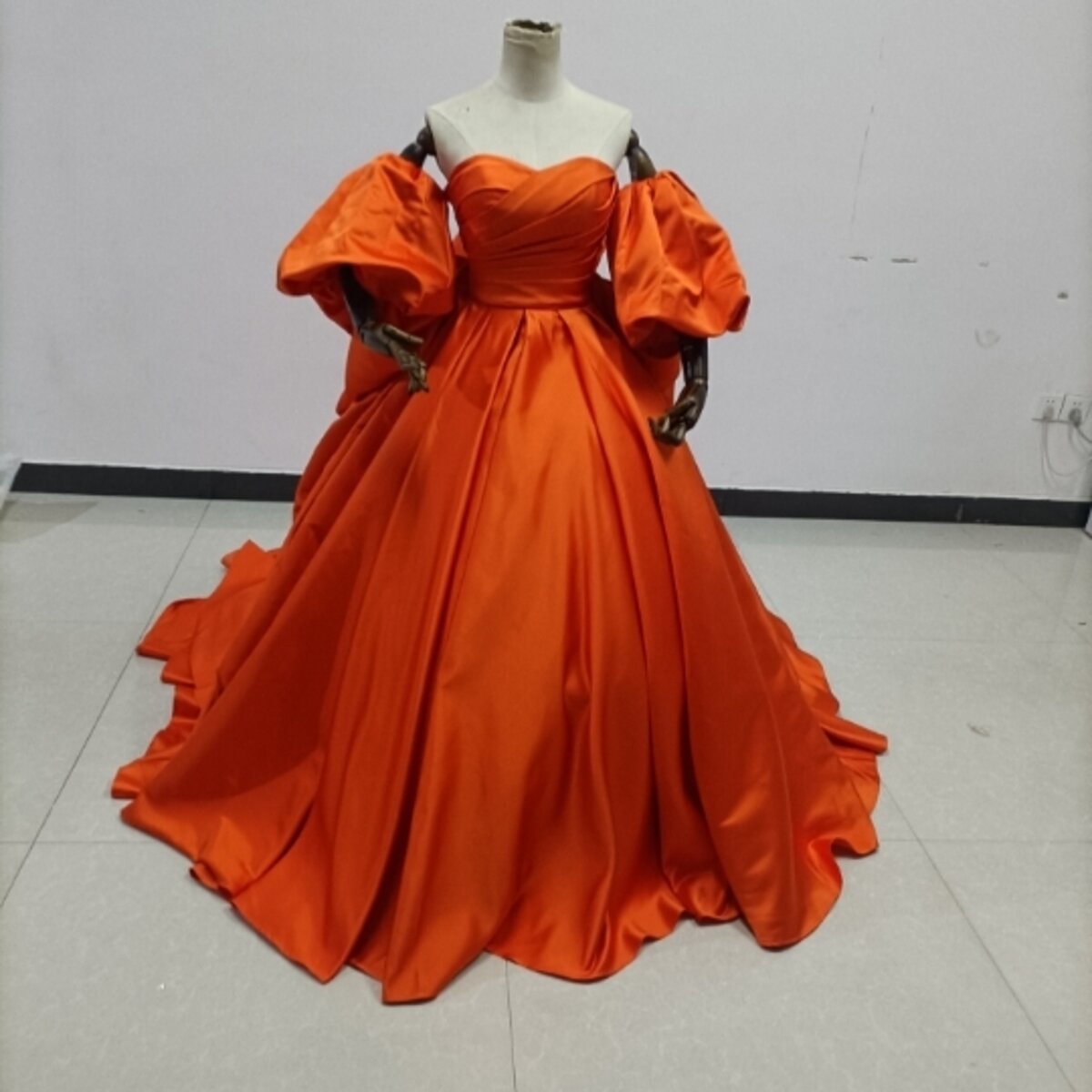 サテン パーティードレス テラコッタ色 ベアトップ パフスリーブ 編み上げ 花嫁 拳音楽会 プリンセスライン 人気上昇！