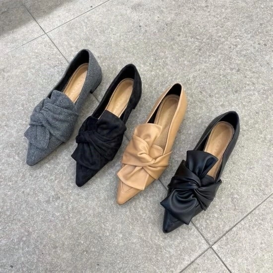 レディース エコレザー リボン ツイスト ローヒール ポインテッドトゥ フェイクレザー フラットシューズ 太めヒール 3cmヒール