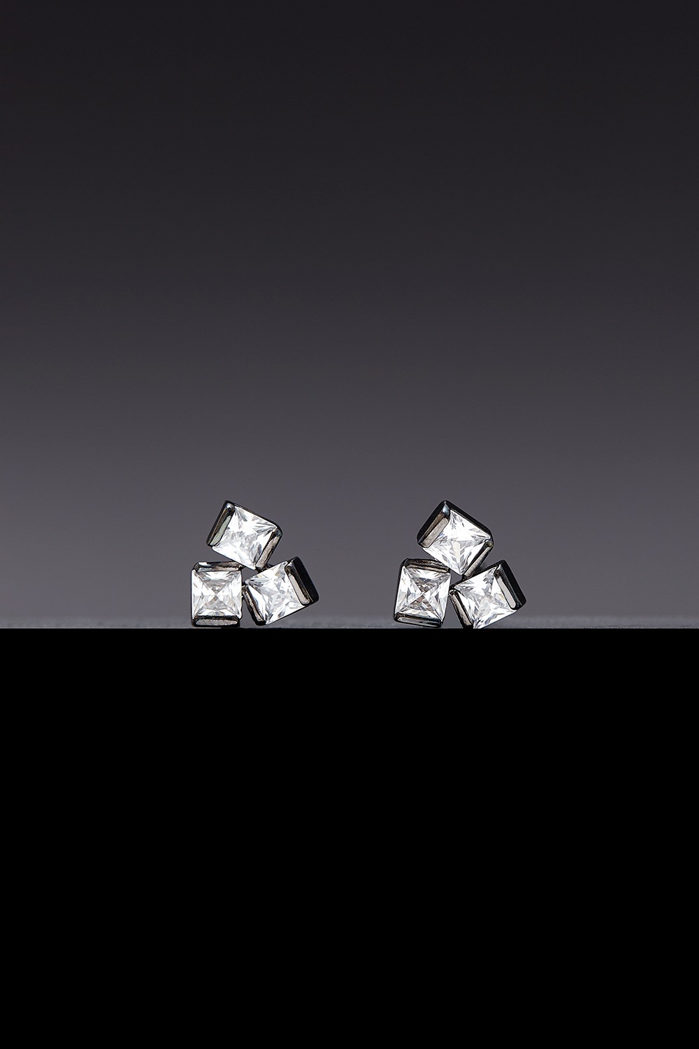 [HAZINA] Triple Cubic Earrings - Noir [Option-Earclip ｱﾍﾂ硎ピアス