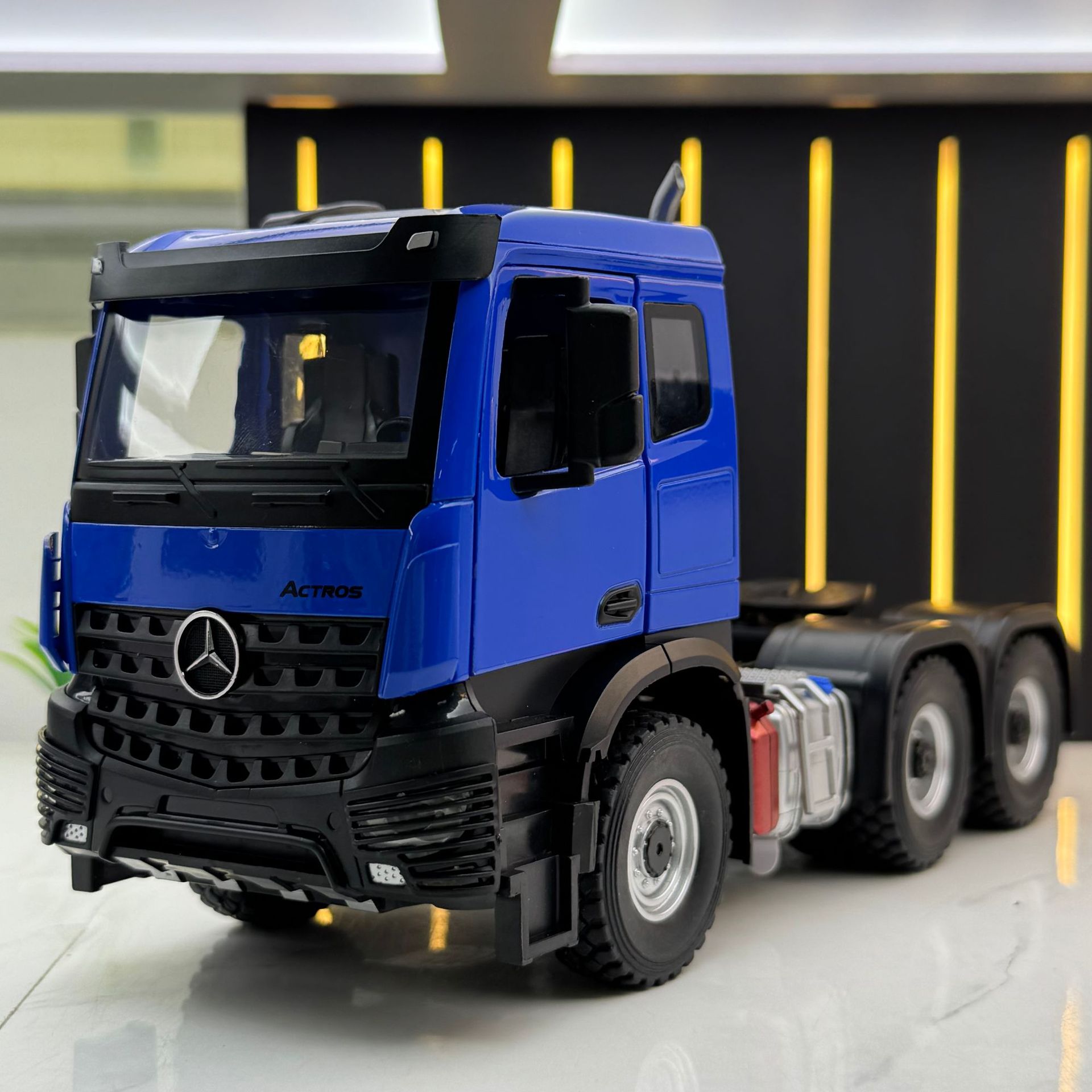 ヘンテン（恒腾）合金車模型 1:24 メルセデス - Benz アタニアセミトラクターヘッド 音響付き LED ライトおもちゃ車 慣性模型