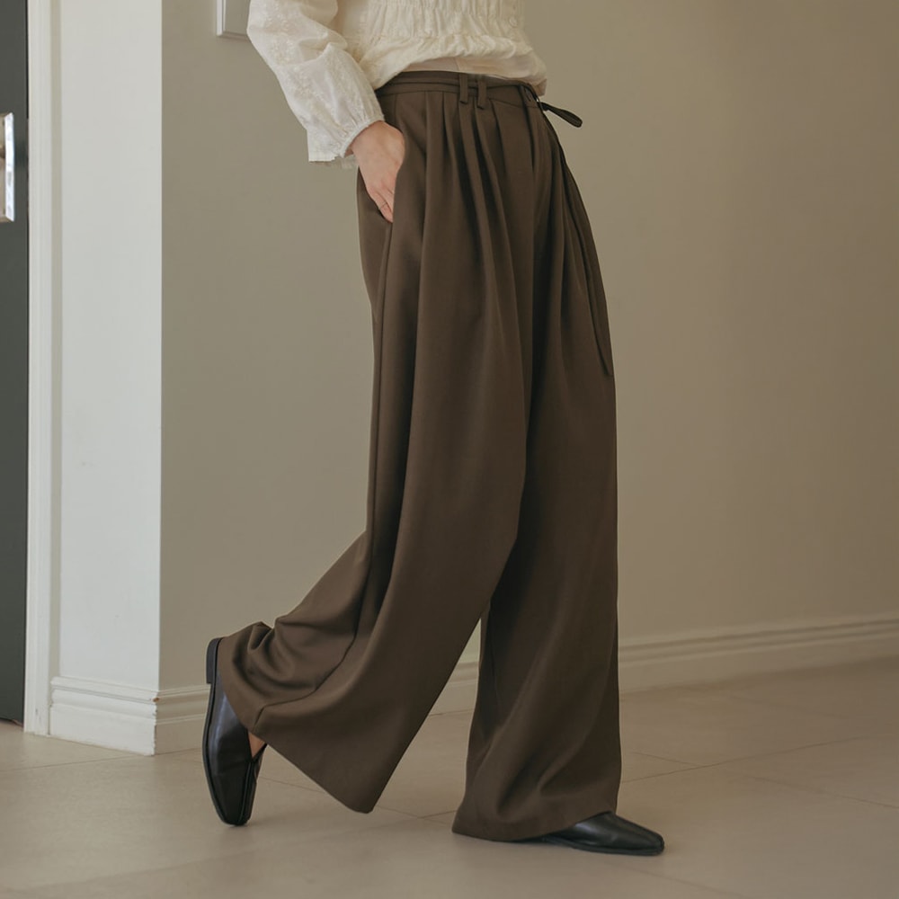 ボメントストラップセットピンタックワイドスラックス