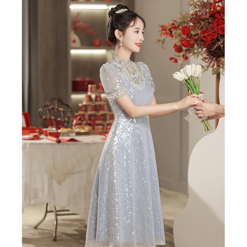 新しいスタイルのライトブルーのブライダルトーストドレスモダンな中国風スパンコールのパフスリーブ婚約宴会のサンキューガウン